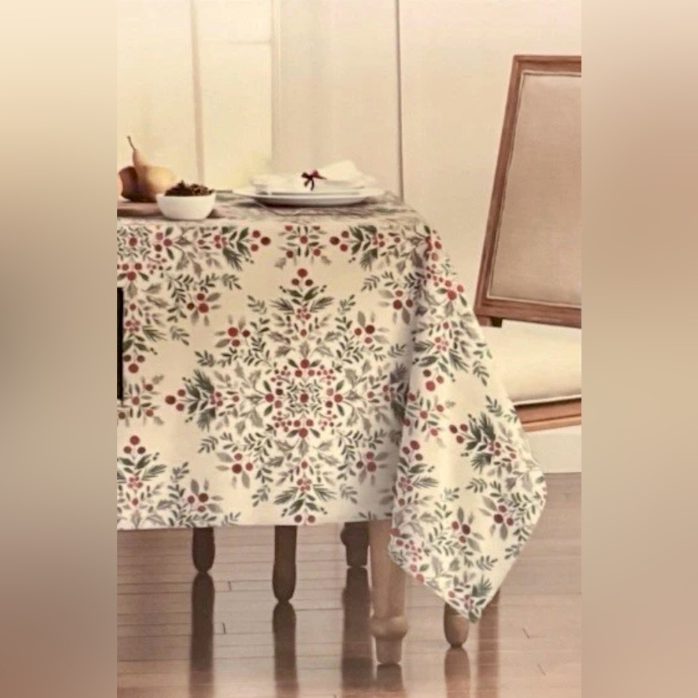 NEW Lauren Ralph Lauren Christmas Tablecloth Cotton 60x84 Holiday Holly Pattern